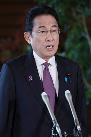 北朝鮮の人工衛星打ち上げ通告に関し、記者団の取材に応じる岸田文雄首相=21日午前、首相官邸