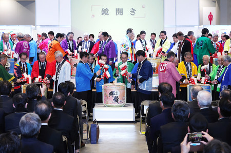 全国の信用金庫が協賛する地域活性化に向けた商談会「よい仕事おこしフェア」の開会式=21日午前、東京都江東区の東京ビッグサイト
