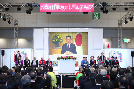全国の信用金庫が協賛する地域活性化に向けた商談会「よい仕事おこしフェア」の開会式で、ビデオメッセージであいさつする岸田文雄首相=21日午前、東京都江東区の東京ビッグサイト