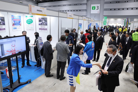 全国の信用金庫が協賛する地域活性化に向けた商談会「よい仕事おこしフェア」=21日午前、東京都江東区の東京ビッグサイト