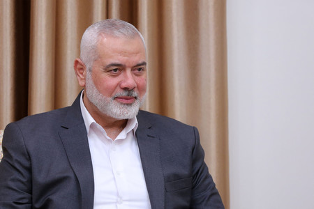 イスラム組織ハマスの最高指導者ハニヤ氏=イラン最高指導者ハメネイ師の事務所が6月21日提供、テヘラン(AFP時事)