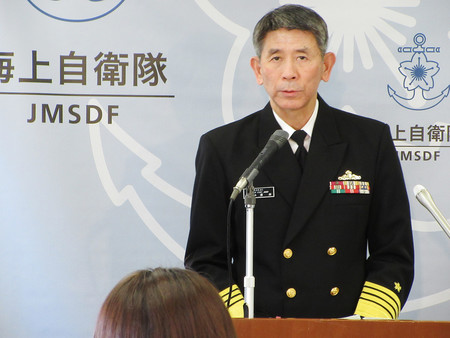 記者会見でイージス艦などによる迎撃態勢を説明する酒井良海上幕僚長=21日午後、防衛省