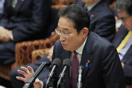 衆院予算委員会で立憲民主党の泉健太代表の質問に答える岸田文雄首相=21日午後、国会内
