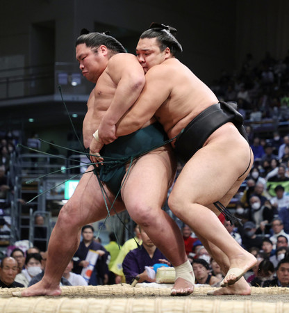 霧島(右)は送り出しで錦木を下し、勝ち越しを決める=21日、福岡国際センター