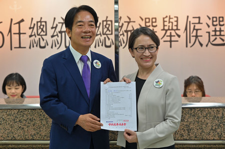 ２１日、台北市で立候補を届け出た台湾与党・民進党の総統候補、頼清徳副総統（左）と副総統候補の蕭美琴氏（ＡＦＰ時事）