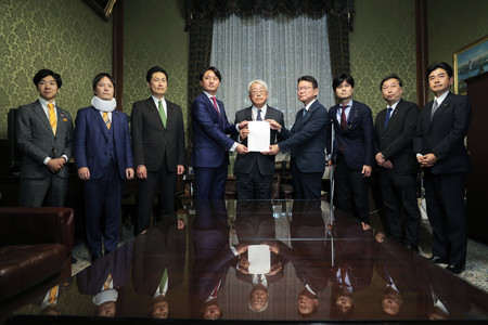 世界平和統一家庭連合(旧統一教会)の被害者救済で、衆院に法案を共同提出する立憲民主党、日本維新の会の議員ら=21日午後、国会内