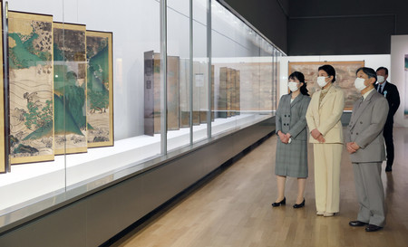 特別展「やまと絵―受け継がれる王朝の美―」を鑑賞される天皇、皇后両陛下と長女愛子さま=21日午後、東京・上野の東京国立博物館(代表撮影)