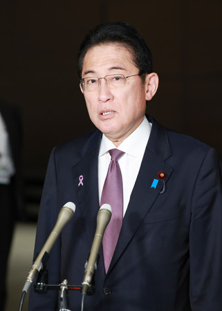 北朝鮮による「衛星」の発射を受け、取材に応じる岸田文雄首相=21日午後、首相官邸