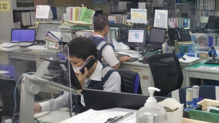 Jアラートを受け、対応に当たる沖縄県の職員ら=21日夜、那覇市の同県庁
