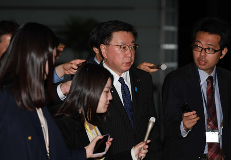 北朝鮮による「衛星」の発射を受け、首相官邸に入る松野博一官房長官(中央)=21日夜、東京・永田町