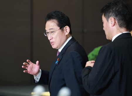 国家安全保障会議(NSC)を終えた岸田文雄首相(左)=22日未明、首相官邸