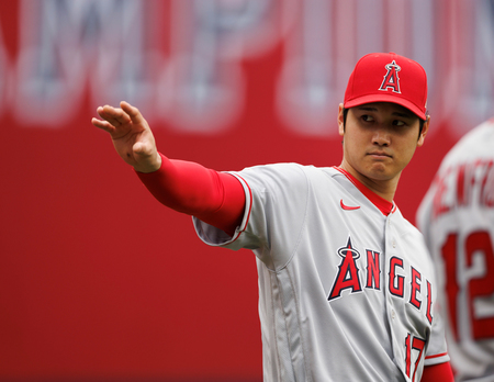 試合開始前、ファンに手を振る米大リーグのエンゼルスの大谷翔平選手=4月16日、マサチューセッツ州ボストン(EPA時事)