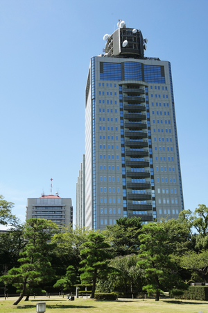 静岡県警本部(右)=静岡市葵区