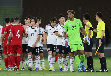 シリアに勝利した日本イレブン=21日、サウジアラビア・ジッダ