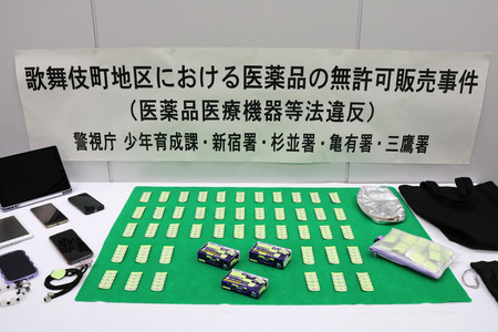 「トー横」と呼ばれる地域で、せき止め薬が無許可販売された事件で押収されたせき止め薬など=22日午前、東京都新宿区