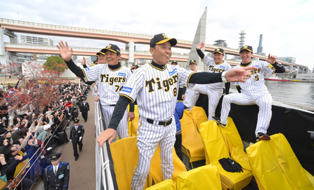 阪神、オリックスが優勝パレード＝大阪と神戸で１００万人が祝福―プロ