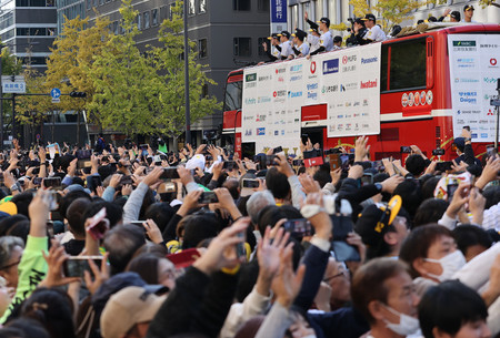 １００万人が沿道集結＝阪神、オリの優勝パレード―大阪・神戸 | 時事