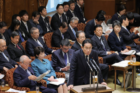 参院予算委員会で答弁する岸田文雄首相（手前）＝２７日午前、国会内