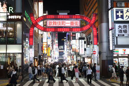 ホストクラブが集中する東京・新宿の歌舞伎町＝１０月５日