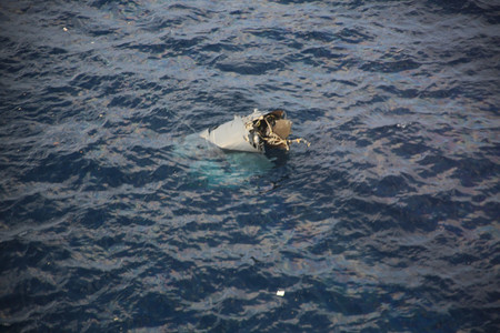 屋久島沖に墜落したオスプレイの残骸＝２９日午後（第１０管区海上保安本部提供）