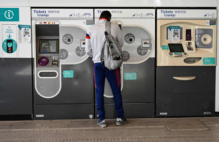 パリの地下鉄の券売機（ＡＦＰ時事）