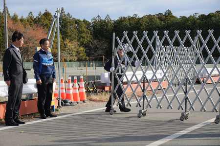 福島県富岡町の特定復興再生拠点区域（復興拠点）の避難指示が解除され、開放される道路のゲート＝３０日午前、同町