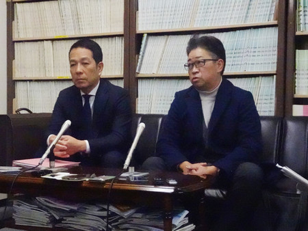 提訴後、記者会見する飯岡英治さん（右）ら＝３０日午後、名古屋市
