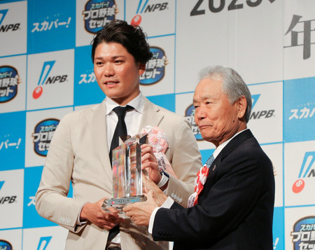 「スカパー！　サヨナラ賞」の年間大賞に選出され、表彰される巨人の坂本勇人内野手（左）＝１日、東京都内