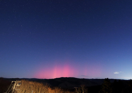 北海道陸別町で観測された赤いオーロラ＝１日午後８時２９分（銀河の森天文台提供）