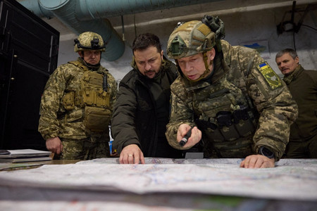 ウクライナ北東部ハリコフ州クピャンスクの軍指揮所を訪れたゼレンスキー大統領（左から２人目）＝１１月３０日（大統領府提供）（ＡＦＰ時事）