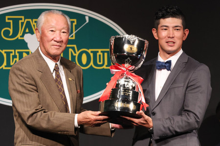 国内男子ゴルフツアーの表彰式で最優秀選手賞を受賞した中島啓太（右）。左は日本ゴルフツアー機構の青木功会長＝４日午後、東京都港区