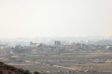 イスラエル南部スデロトから見た、破壊されたパレスチナ自治区ガザの建物＝２日