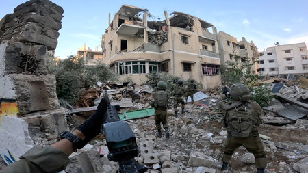 パレスチナ自治区ガザに展開するイスラエル兵（イスラエル軍が４日公開の映像より）（ロイター時事）