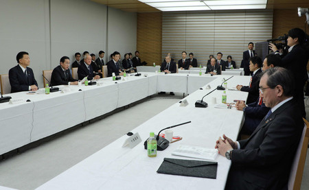 経済財政諮問会議で発言する岸田文雄首相（左から２人目）＝５日午後、首相官邸