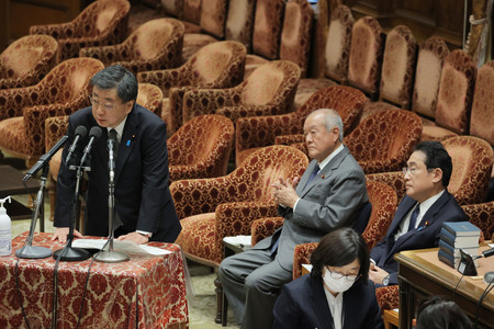 衆院予算委員会で答弁する松野博一官房長官（左端）。右端は岸田文雄首相＝８日午前、国会内