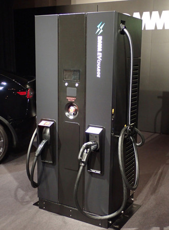 ＤＭＭ．ｃｏｍが開発した電気自動車（ＥＶ）用の新型急速充電器＝１２日午後、東京都渋谷区