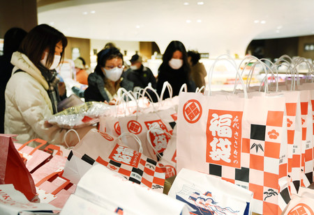 百貨店の初売りで並ぶ福袋＝１日午前、東京都豊島区の西武池袋本店