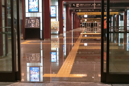 天井から水が漏れたＪＲ金沢駅＝１日午後、金沢市