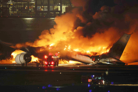 滑走路上で炎上する日本航空機＝２日午後７時、東京・羽田空港