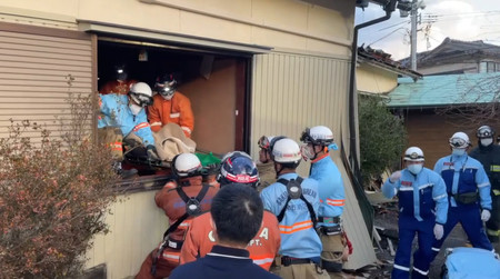 地震発生から７２時間後に、１階部分が崩壊した住宅から８０代女性を救出する消防隊員ら＝４日午後、石川県輪島市（大阪市消防局提供）