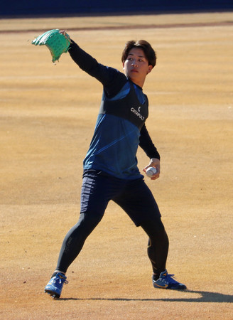 日本ハムの新人合同自主トレーニングでキャッチボールする細野＝９日、千葉県鎌ケ谷市