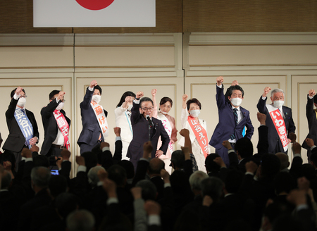 自民党安倍派の政治資金パーティーで、気勢を上げる安倍晋三元首相（右から２人目）ら＝２０２２年５月１７日、東京都港区
