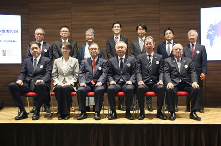 「日本スポーツ会議」を終えて記念撮影する遠藤利明氏（前列左から３人目）ら＝１５日、東京都新宿区