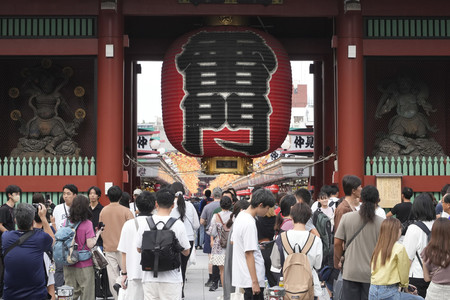 浅草を訪れる観光客＝２０２３年１０月、東京都台東区