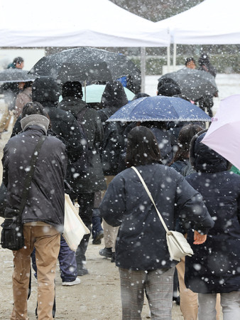 京都アニメーション放火殺人事件の判決を前に、傍聴券を求めて並ぶ人たち＝２５日午前、京都市上京区