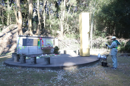 朝鮮人追悼碑について、行政代執行による撤去作業の開始を宣言する群馬県職員＝２９日午前、同県高崎市（同県提供）