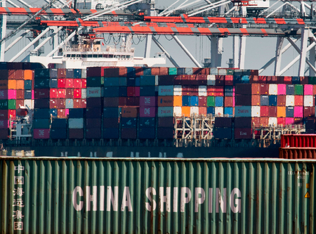 米カリフォルニア州のロサンゼルス港で、船から降ろされた中国などアジア各地からの貨物（ＡＦＰ時事）（資料）