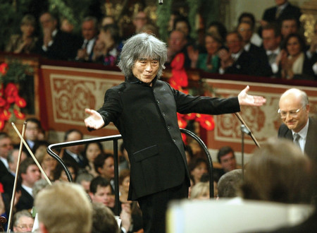 ウィーンの楽友協会で行われたニューイヤーコンサートで、ウィーン・フィルハーモニー管弦楽団を指揮する小澤征爾さん＝２００２年１月１日、ウィーン（ＡＦＰ時事）