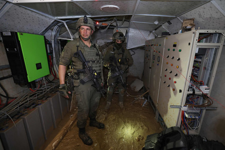 国連パレスチナ難民救済事業機関（ＵＮＲＷＡ）の本部施設地下で、イスラム組織ハマスが使っていたとされるトンネルの内部を案内するイスラエル軍兵士ら＝８日、パレスチナ自治区ガザ（ＡＦＰ時事）