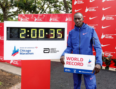 男子マラソンで世界記録を更新した際のキプトゥムさん＝２０２３年１０月、米シカゴ（ＡＦＰ時事）
